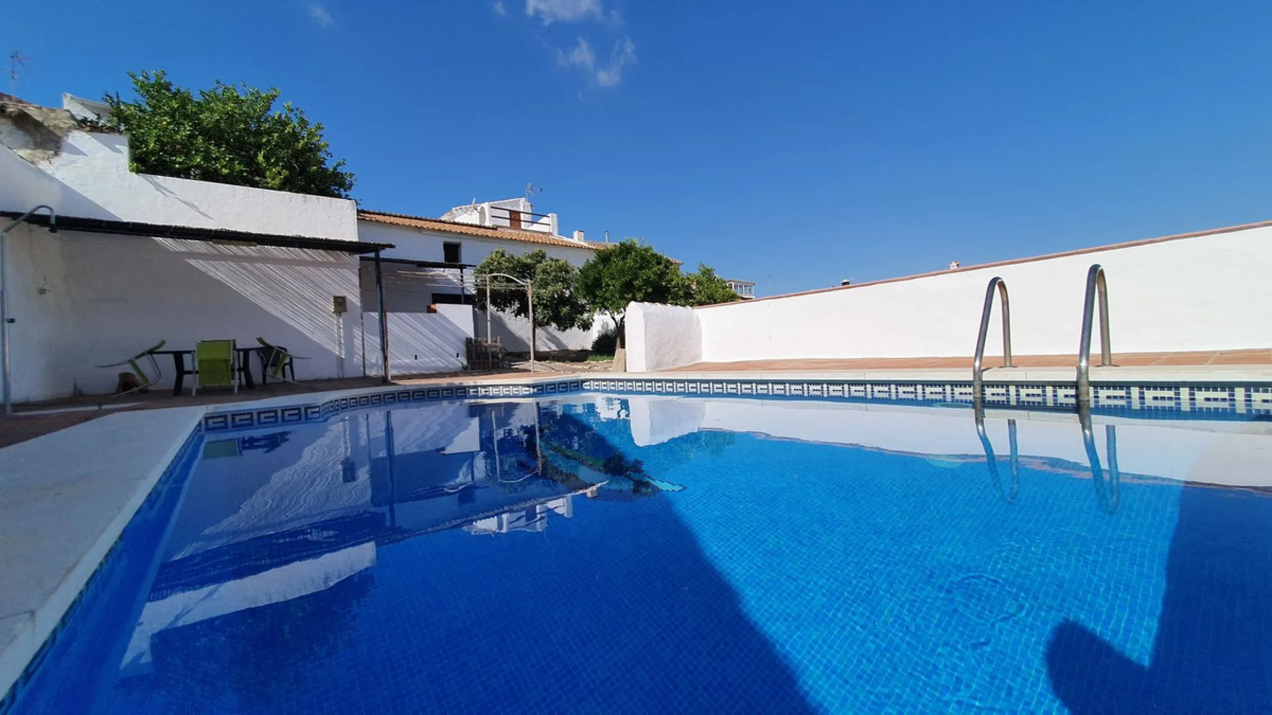 Located in the very centre of Ardales, this magnificent property offers enormous potential, whether you're looking for a spacious family home or a project to develop a B&B or boutique hotel. Just steps away from the town hall and local shops, this 700m² h