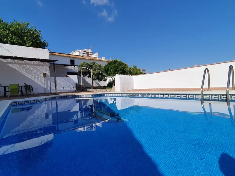 Located in the very centre of Ardales, this magnificent property offers enormous potential, whether you're looking for a spacious family home or a project to develop a B&B or boutique hotel. Just steps away from the town hall and local shops, this 700m² h