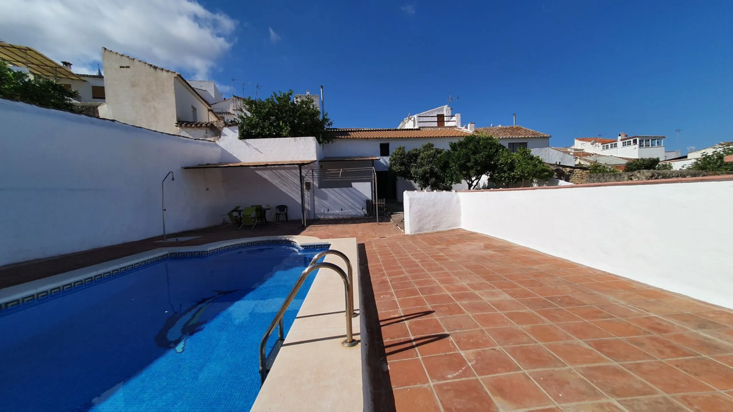 Located in the very centre of Ardales, this magnificent property offers enormous potential, whether you're looking for a spacious family home or a project to develop a B&B or boutique hotel. Just steps away from the town hall and local shops, this 700m² h