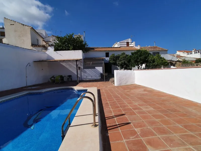 Located in the very centre of Ardales, this magnificent property offers enormous potential, whether you're looking for a spacious family home or a project to develop a B&B or boutique hotel. Just steps away from the town hall and local shops, this 700m² h