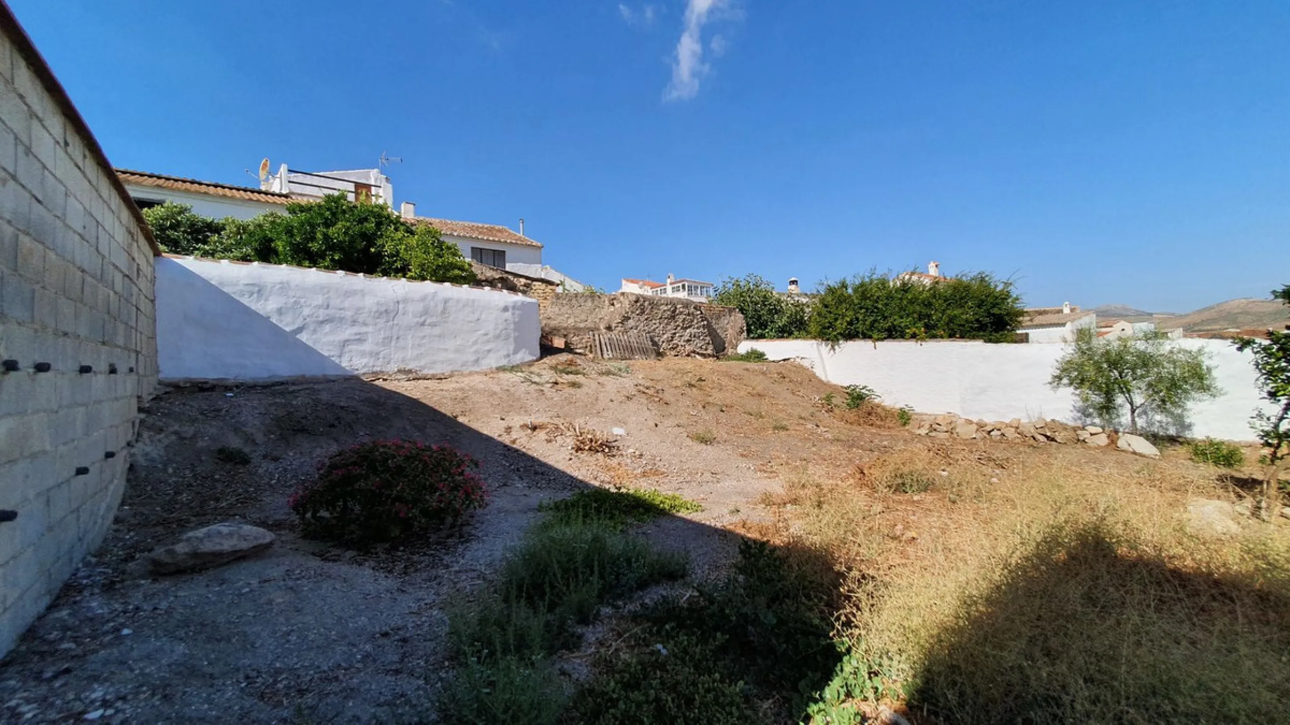 Located in the very centre of Ardales, this magnificent property offers enormous potential, whether you're looking for a spacious family home or a project to develop a B&B or boutique hotel. Just steps away from the town hall and local shops, this 700m² h