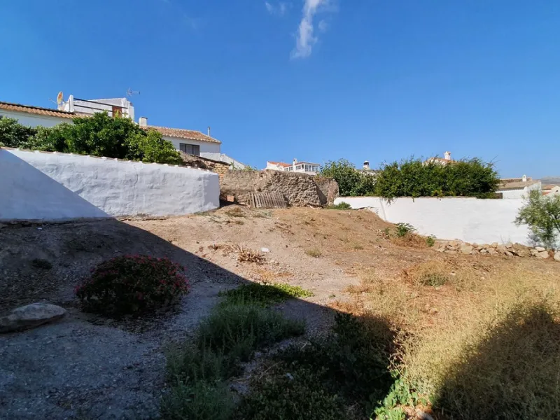 Located in the very centre of Ardales, this magnificent property offers enormous potential, whether you're looking for a spacious family home or a project to develop a B&B or boutique hotel. Just steps away from the town hall and local shops, this 700m² h