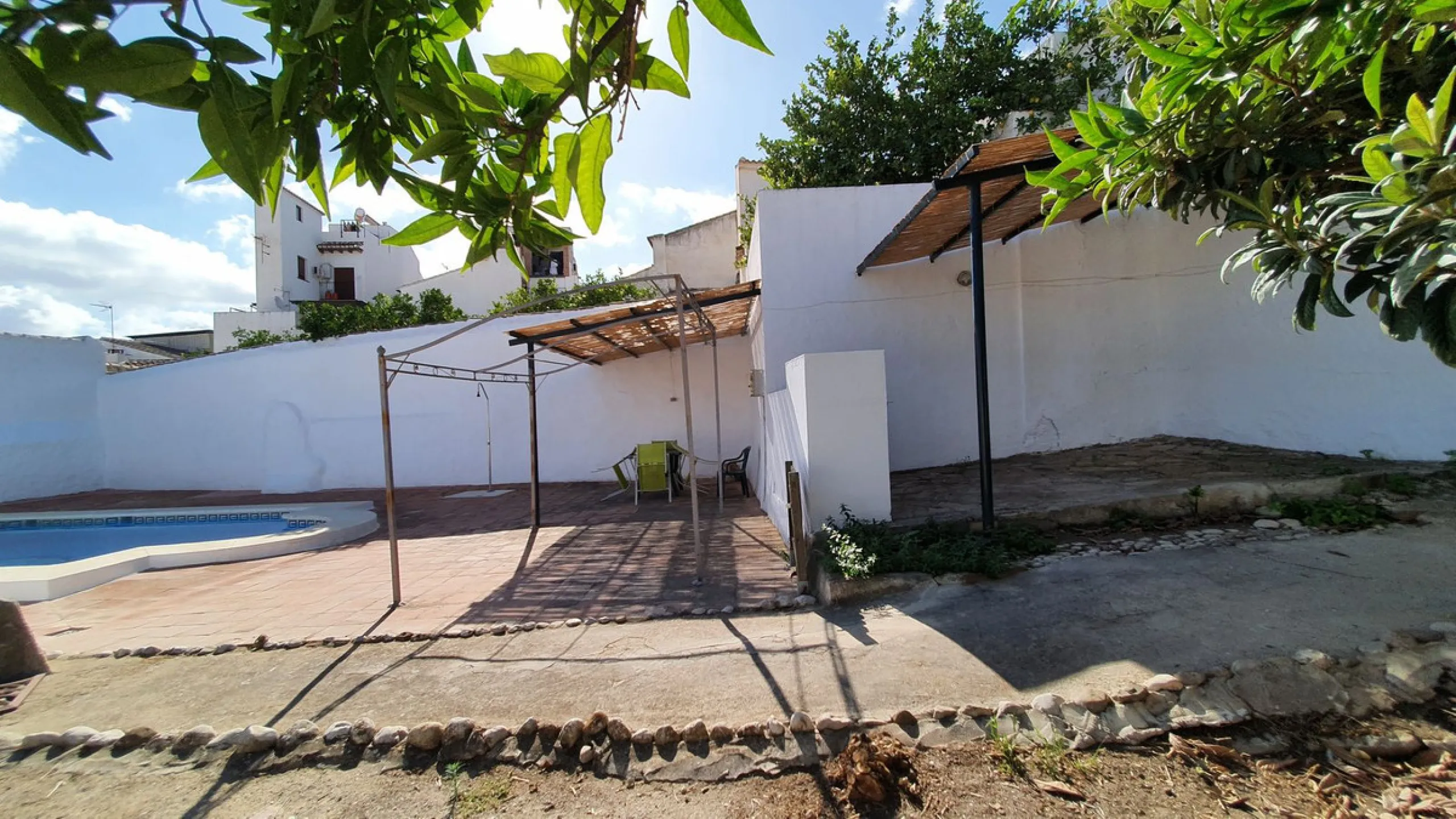 Located in the very centre of Ardales, this magnificent property offers enormous potential, whether you're looking for a spacious family home or a project to develop a B&B or boutique hotel. Just steps away from the town hall and local shops, this 700m² h