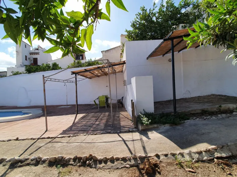 Located in the very centre of Ardales, this magnificent property offers enormous potential, whether you're looking for a spacious family home or a project to develop a B&B or boutique hotel. Just steps away from the town hall and local shops, this 700m² h