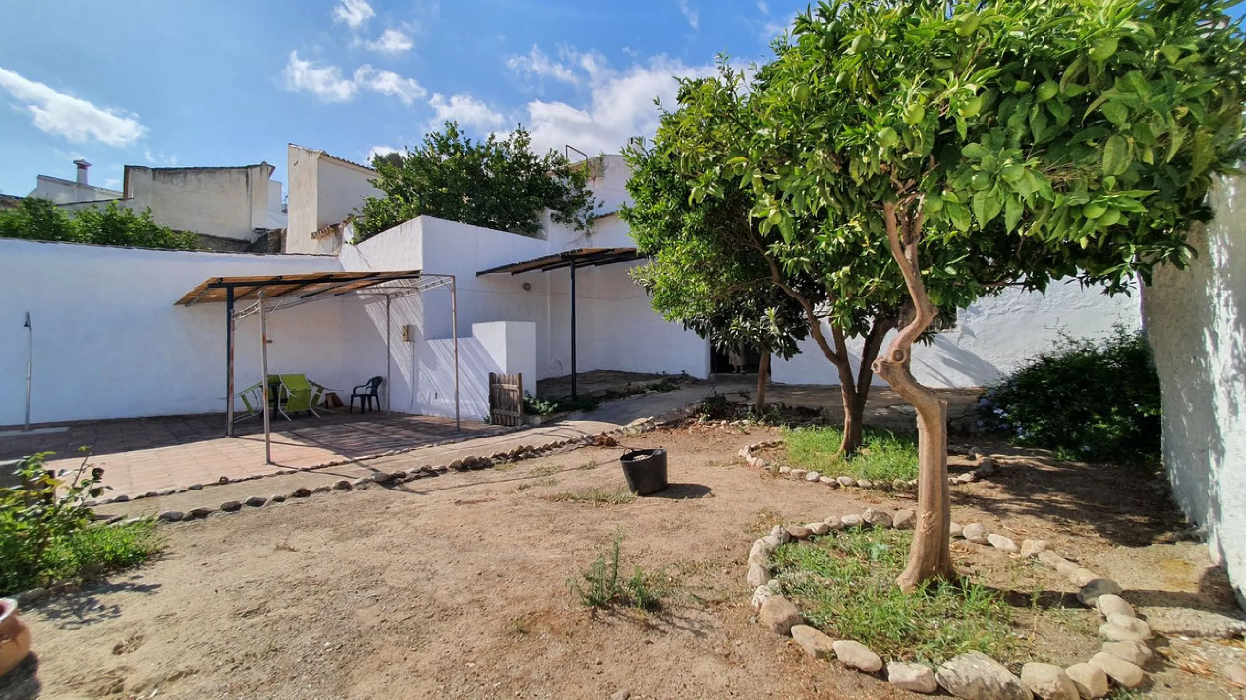 Located in the very centre of Ardales, this magnificent property offers enormous potential, whether you're looking for a spacious family home or a project to develop a B&B or boutique hotel. Just steps away from the town hall and local shops, this 700m² h