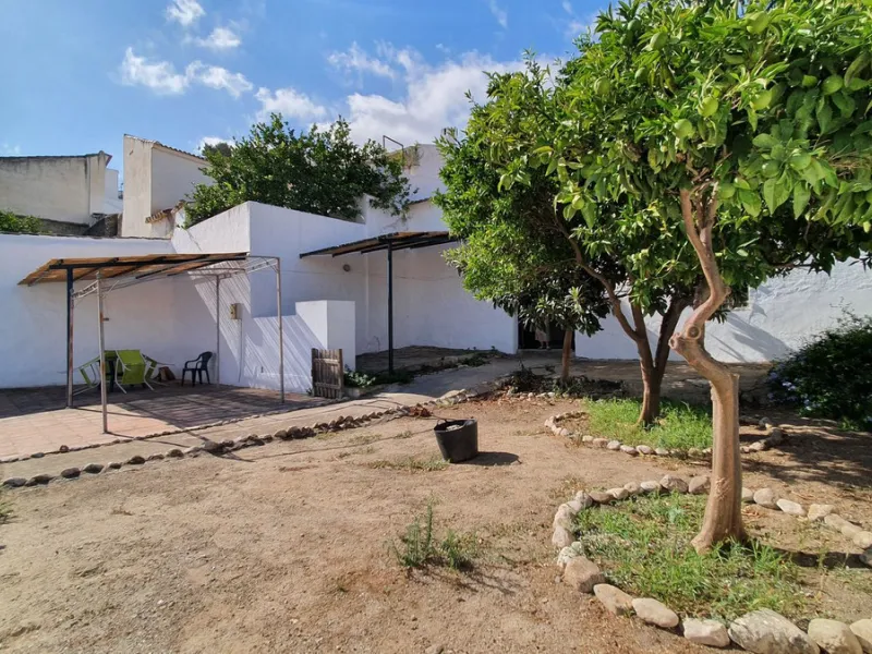 Located in the very centre of Ardales, this magnificent property offers enormous potential, whether you're looking for a spacious family home or a project to develop a B&B or boutique hotel. Just steps away from the town hall and local shops, this 700m² h
