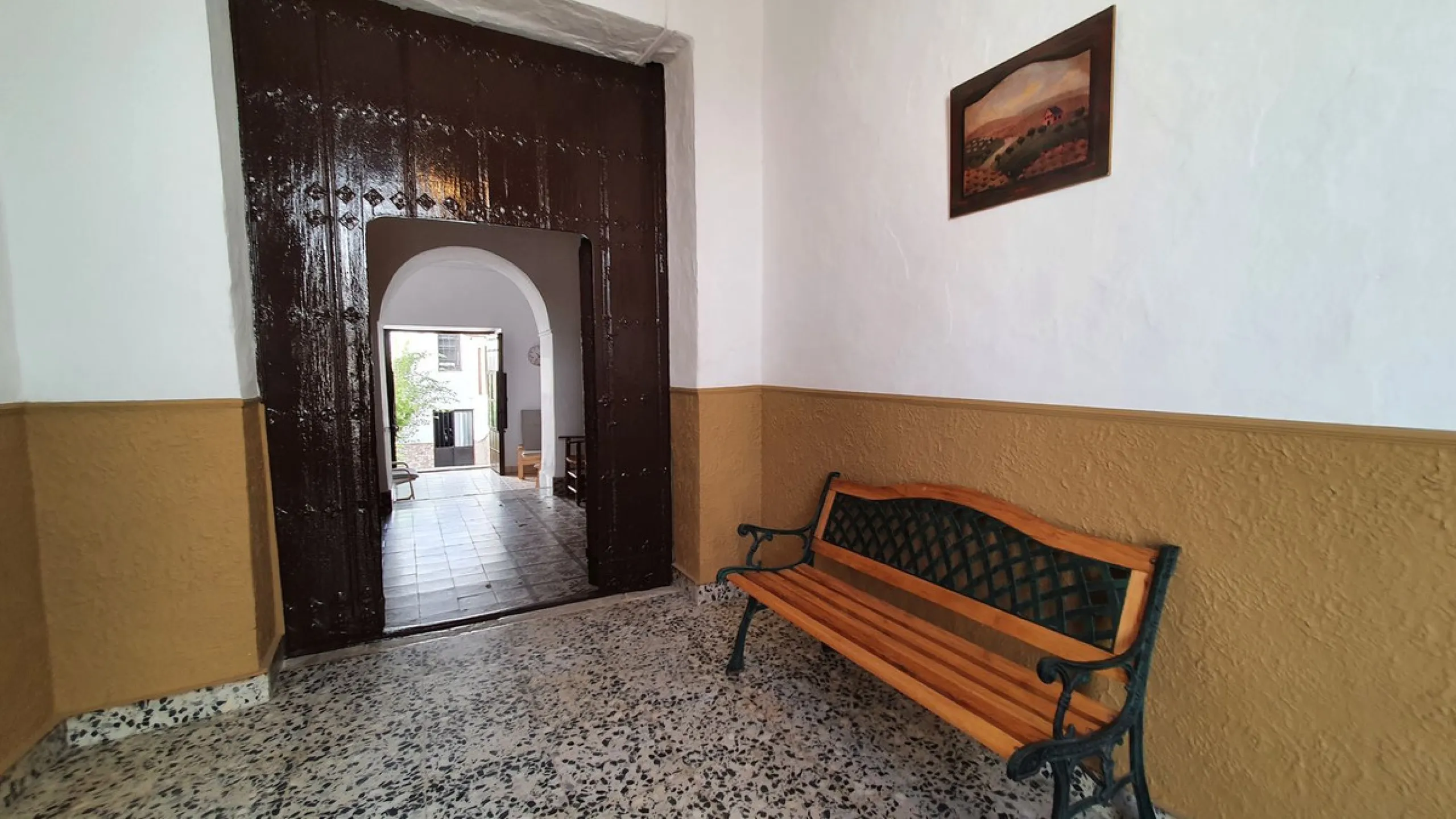 Located in the very centre of Ardales, this magnificent property offers enormous potential, whether you're looking for a spacious family home or a project to develop a B&B or boutique hotel. Just steps away from the town hall and local shops, this 700m² h