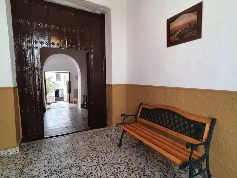 Located in the very centre of Ardales, this magnificent property offers enormous potential, whether you're looking for a spacious family home or a project to develop a B&B or boutique hotel. Just steps away from the town hall and local shops, this 700m² h