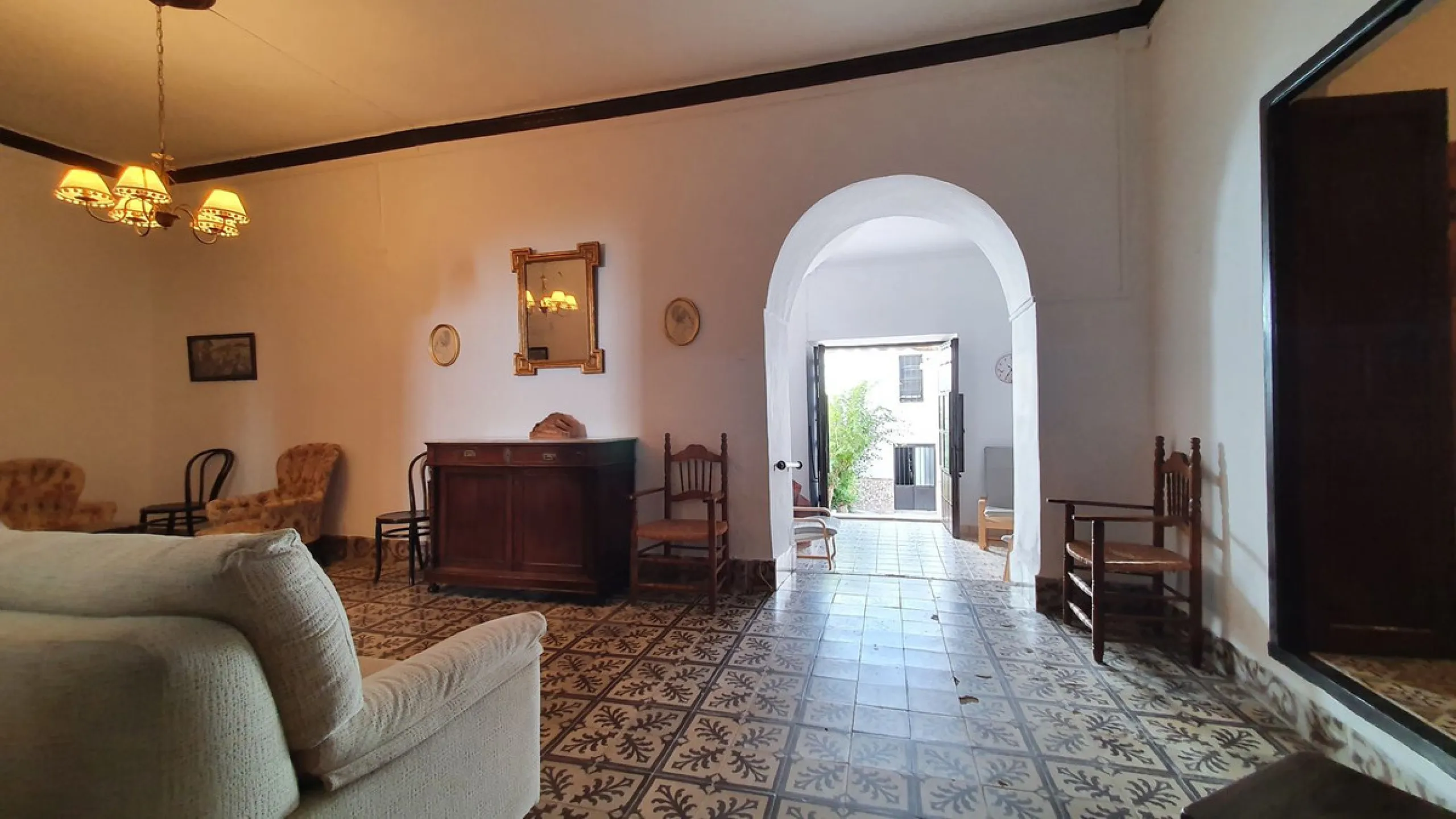 Located in the very centre of Ardales, this magnificent property offers enormous potential, whether you're looking for a spacious family home or a project to develop a B&B or boutique hotel. Just steps away from the town hall and local shops, this 700m² h