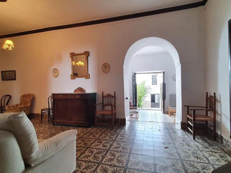 Located in the very centre of Ardales, this magnificent property offers enormous potential, whether you're looking for a spacious family home or a project to develop a B&B or boutique hotel. Just steps away from the town hall and local shops, this 700m² h