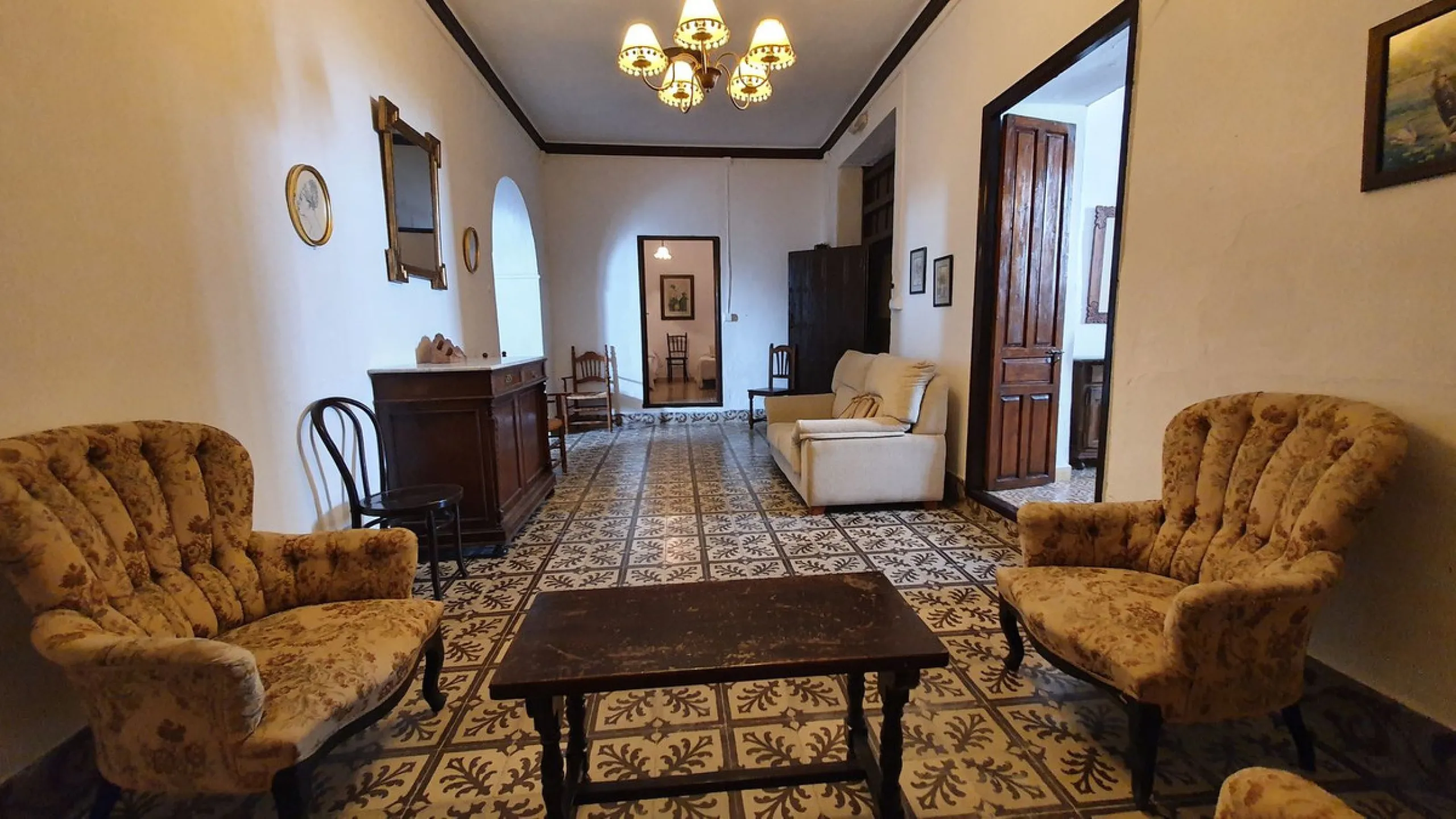 Located in the very centre of Ardales, this magnificent property offers enormous potential, whether you're looking for a spacious family home or a project to develop a B&B or boutique hotel. Just steps away from the town hall and local shops, this 700m² h
