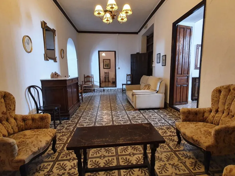 Located in the very centre of Ardales, this magnificent property offers enormous potential, whether you're looking for a spacious family home or a project to develop a B&B or boutique hotel. Just steps away from the town hall and local shops, this 700m² h