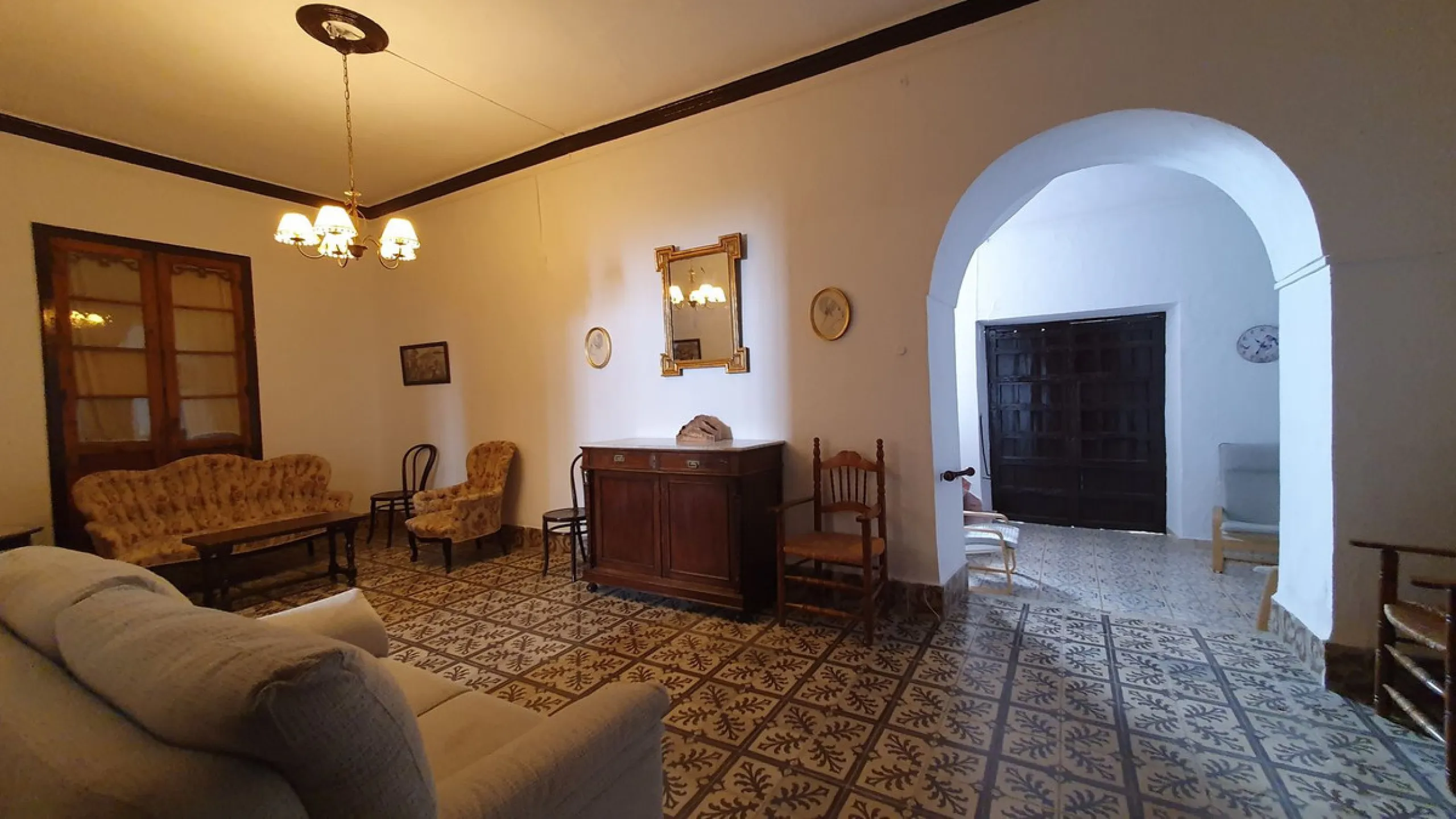 Located in the very centre of Ardales, this magnificent property offers enormous potential, whether you're looking for a spacious family home or a project to develop a B&B or boutique hotel. Just steps away from the town hall and local shops, this 700m² h