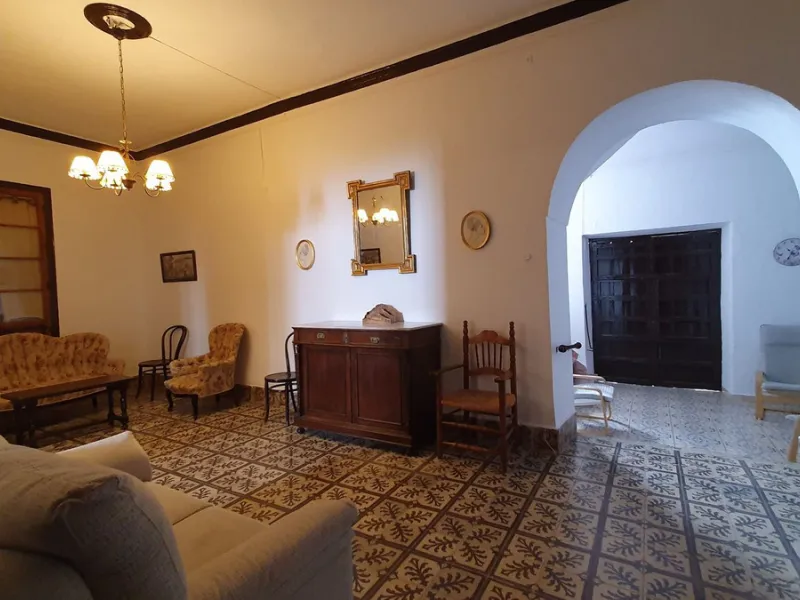 Located in the very centre of Ardales, this magnificent property offers enormous potential, whether you're looking for a spacious family home or a project to develop a B&B or boutique hotel. Just steps away from the town hall and local shops, this 700m² h