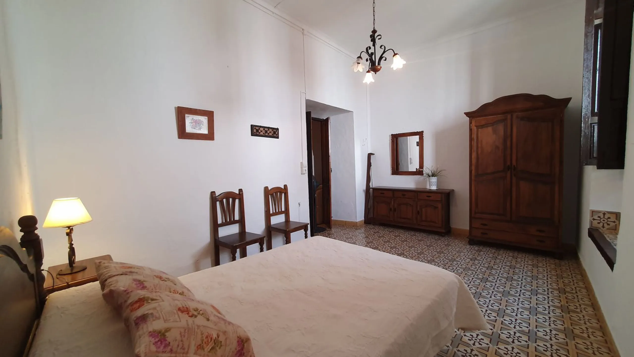 Located in the very centre of Ardales, this magnificent property offers enormous potential, whether you're looking for a spacious family home or a project to develop a B&B or boutique hotel. Just steps away from the town hall and local shops, this 700m² h