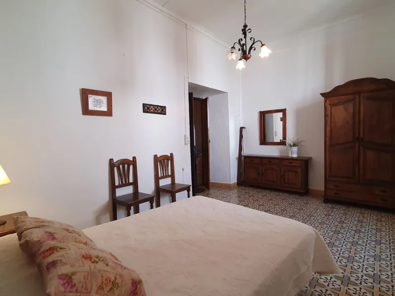Located in the very centre of Ardales, this magnificent property offers enormous potential, whether you're looking for a spacious family home or a project to develop a B&B or boutique hotel. Just steps away from the town hall and local shops, this 700m² h