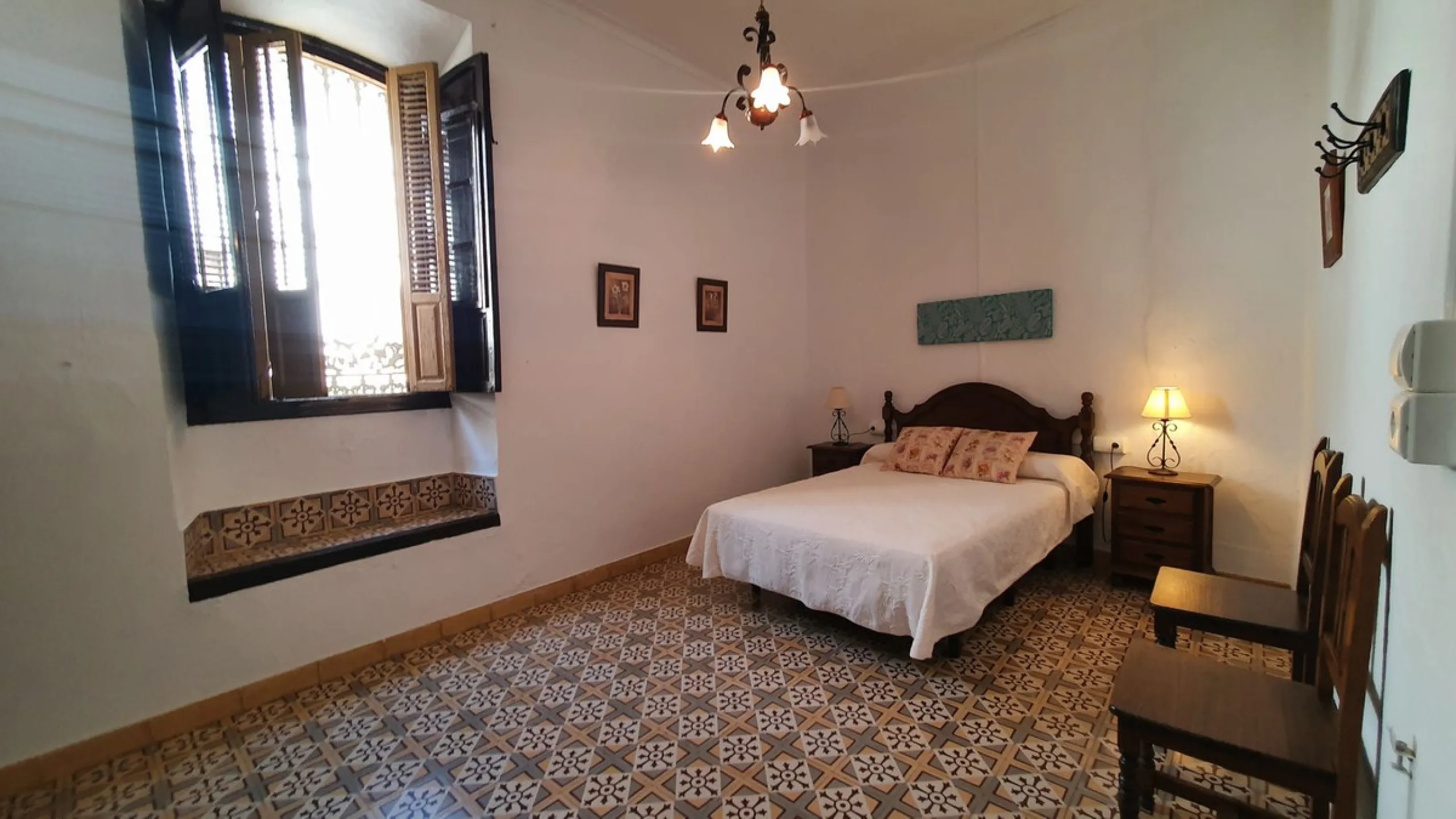Located in the very centre of Ardales, this magnificent property offers enormous potential, whether you're looking for a spacious family home or a project to develop a B&B or boutique hotel. Just steps away from the town hall and local shops, this 700m² h