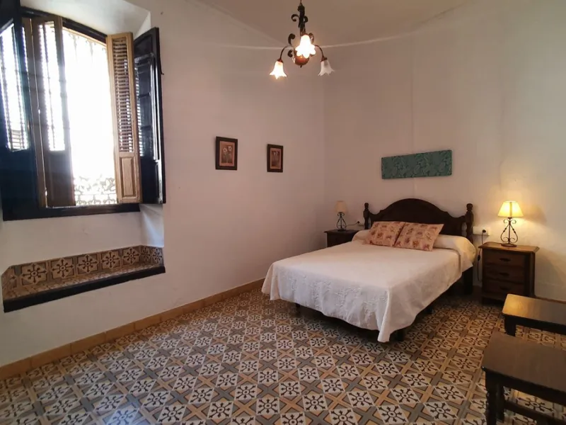 Located in the very centre of Ardales, this magnificent property offers enormous potential, whether you're looking for a spacious family home or a project to develop a B&B or boutique hotel. Just steps away from the town hall and local shops, this 700m² h