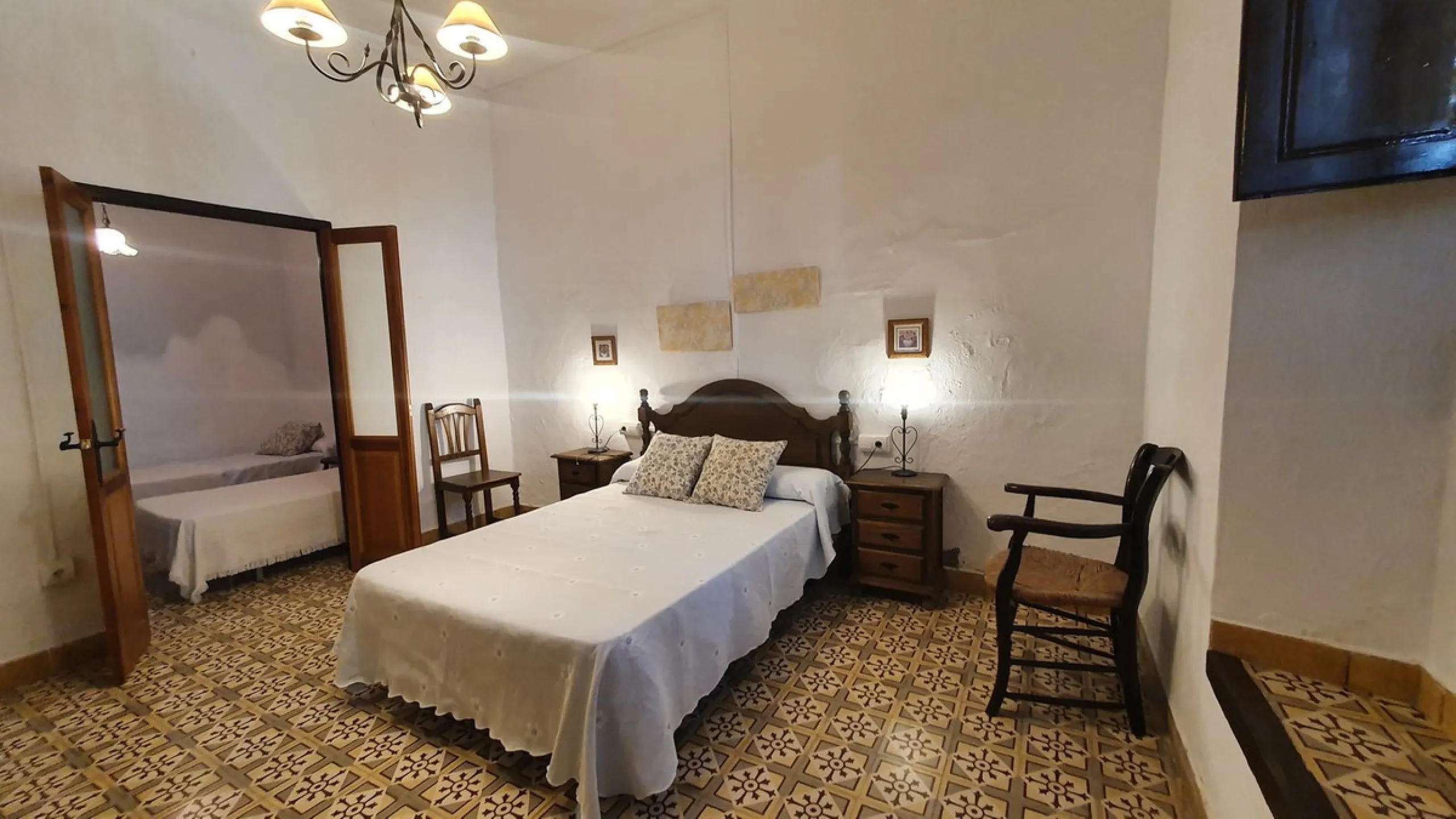 Located in the very centre of Ardales, this magnificent property offers enormous potential, whether you're looking for a spacious family home or a project to develop a B&B or boutique hotel. Just steps away from the town hall and local shops, this 700m² h