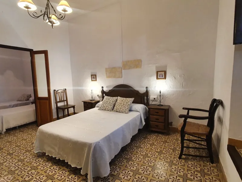 Located in the very centre of Ardales, this magnificent property offers enormous potential, whether you're looking for a spacious family home or a project to develop a B&B or boutique hotel. Just steps away from the town hall and local shops, this 700m² h