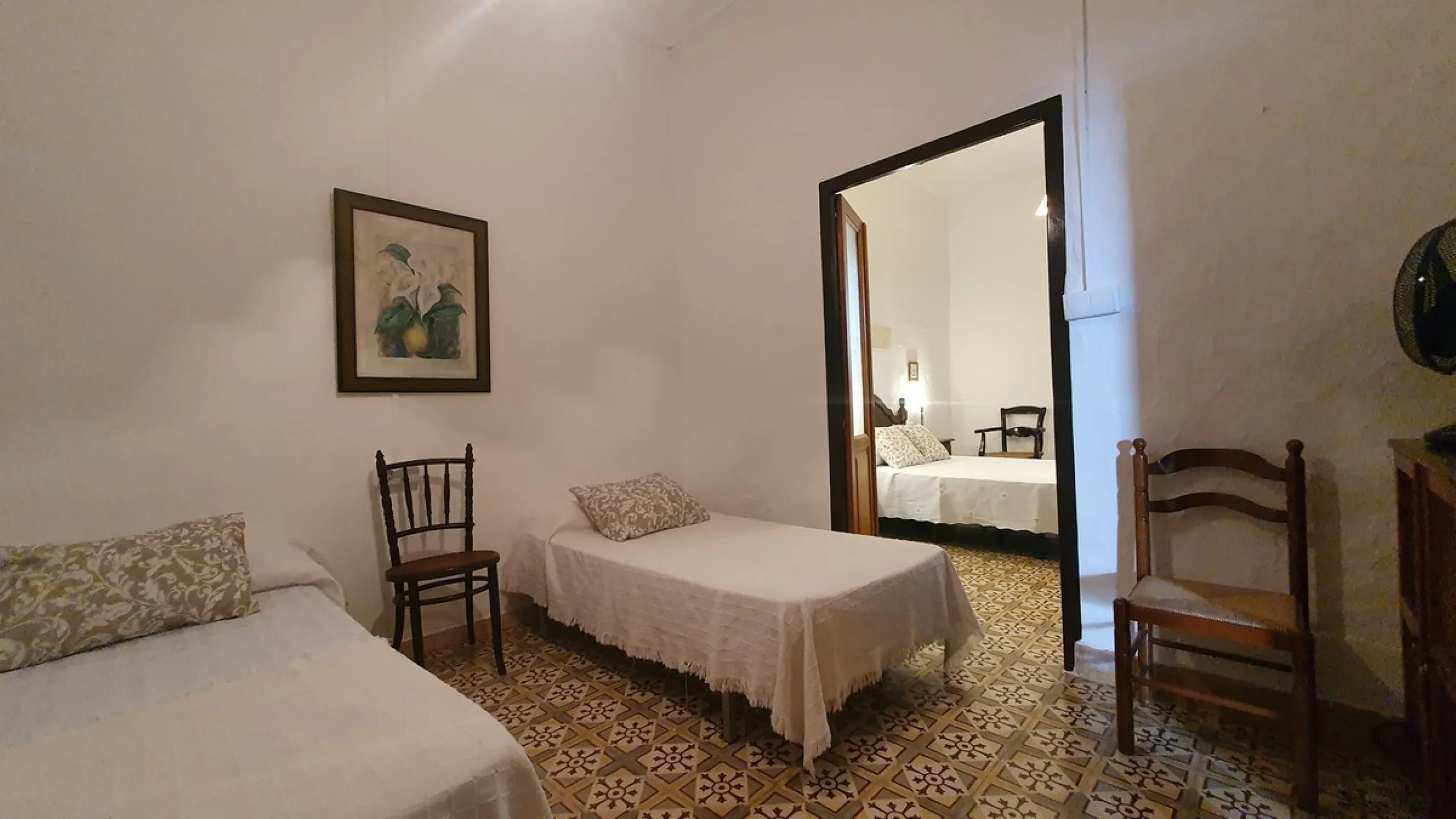 Located in the very centre of Ardales, this magnificent property offers enormous potential, whether you're looking for a spacious family home or a project to develop a B&B or boutique hotel. Just steps away from the town hall and local shops, this 700m² h