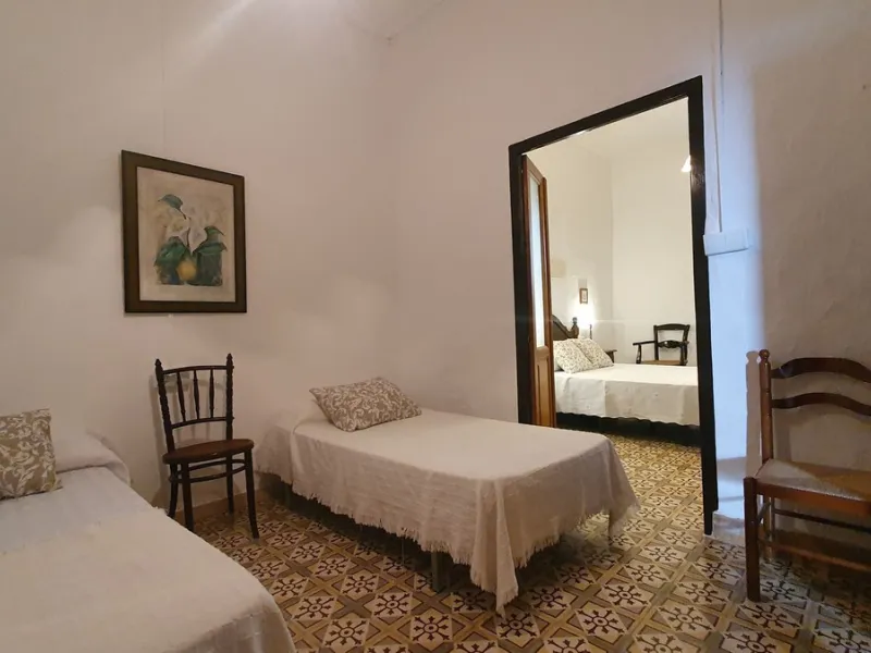 Located in the very centre of Ardales, this magnificent property offers enormous potential, whether you're looking for a spacious family home or a project to develop a B&B or boutique hotel. Just steps away from the town hall and local shops, this 700m² h