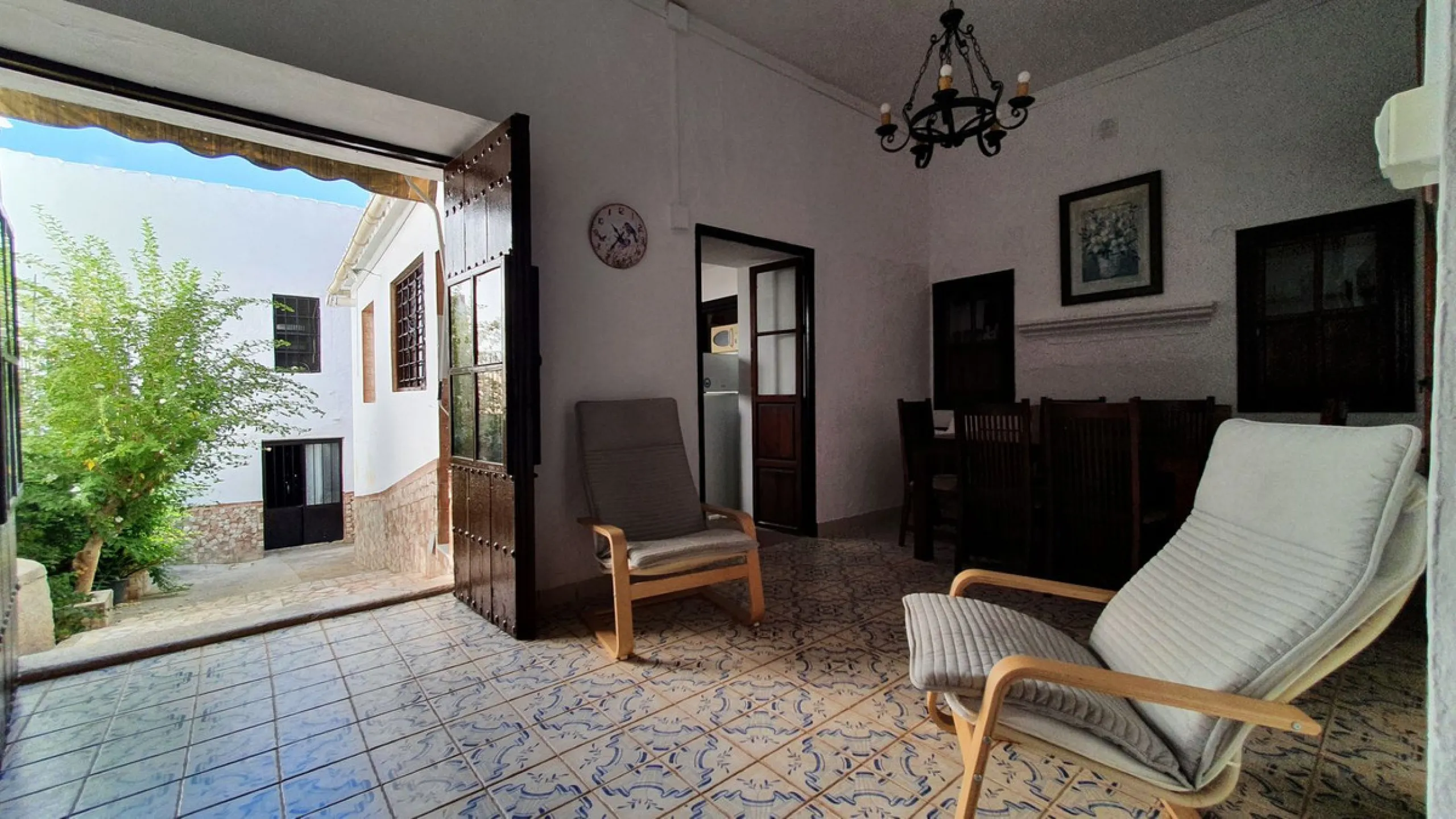 Located in the very centre of Ardales, this magnificent property offers enormous potential, whether you're looking for a spacious family home or a project to develop a B&B or boutique hotel. Just steps away from the town hall and local shops, this 700m² h