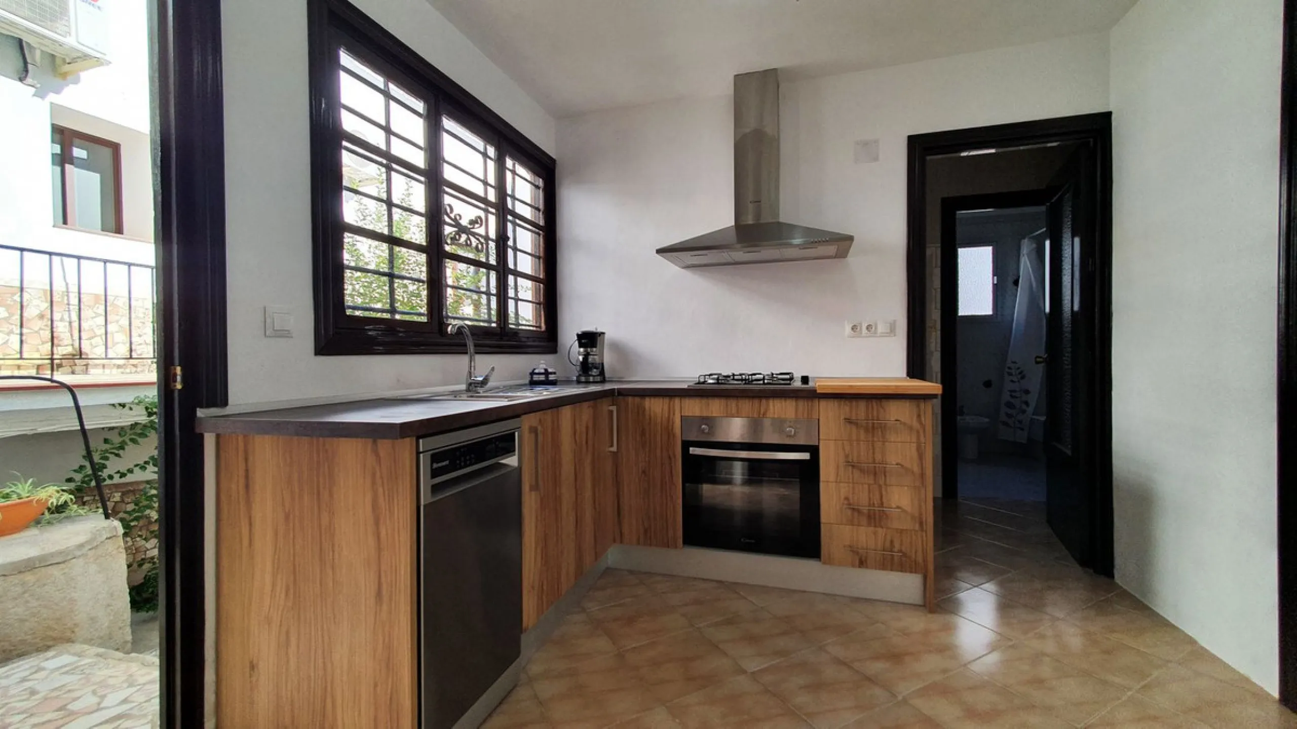 Located in the very centre of Ardales, this magnificent property offers enormous potential, whether you're looking for a spacious family home or a project to develop a B&B or boutique hotel. Just steps away from the town hall and local shops, this 700m² h
