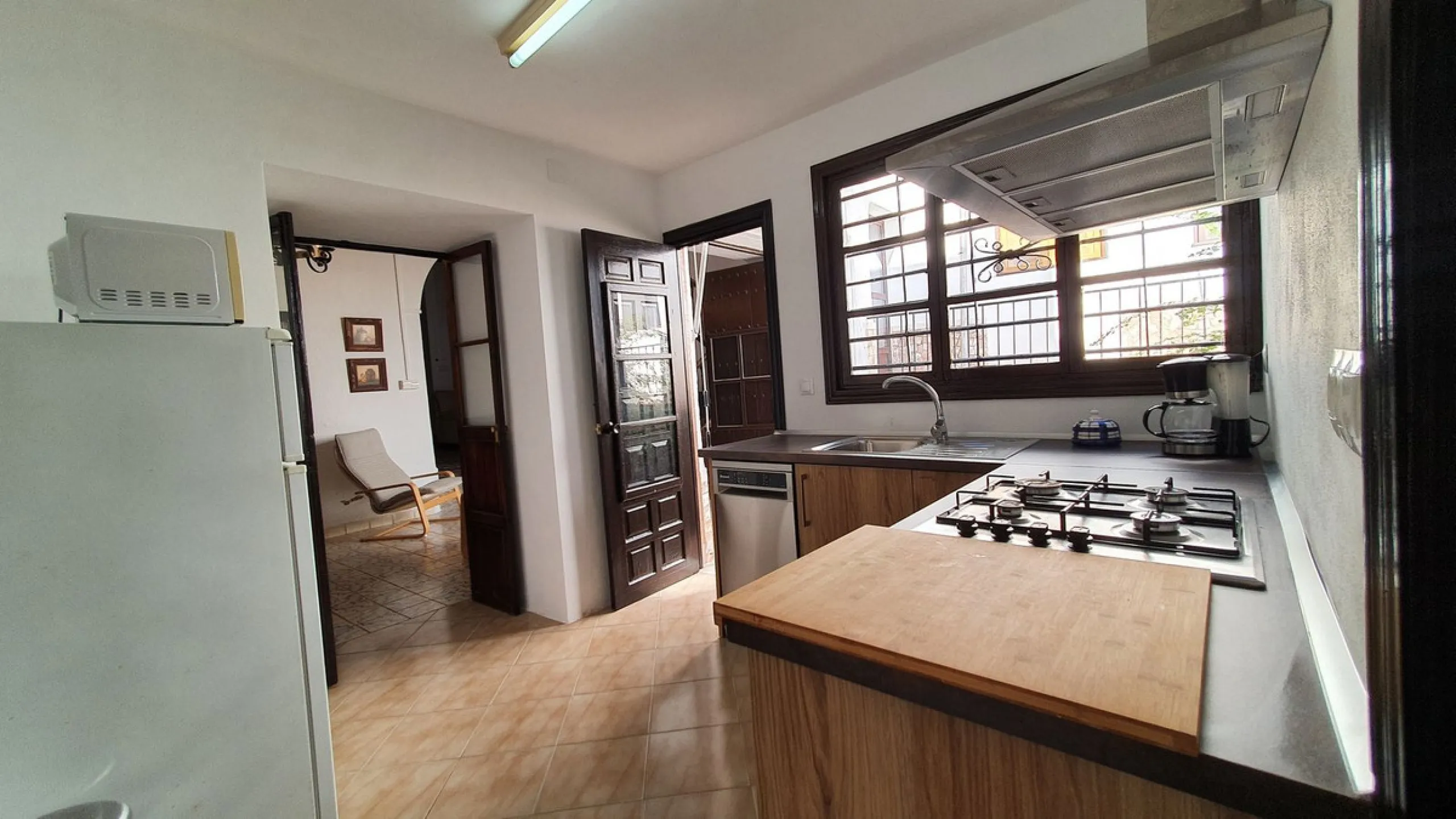 Located in the very centre of Ardales, this magnificent property offers enormous potential, whether you're looking for a spacious family home or a project to develop a B&B or boutique hotel. Just steps away from the town hall and local shops, this 700m² h