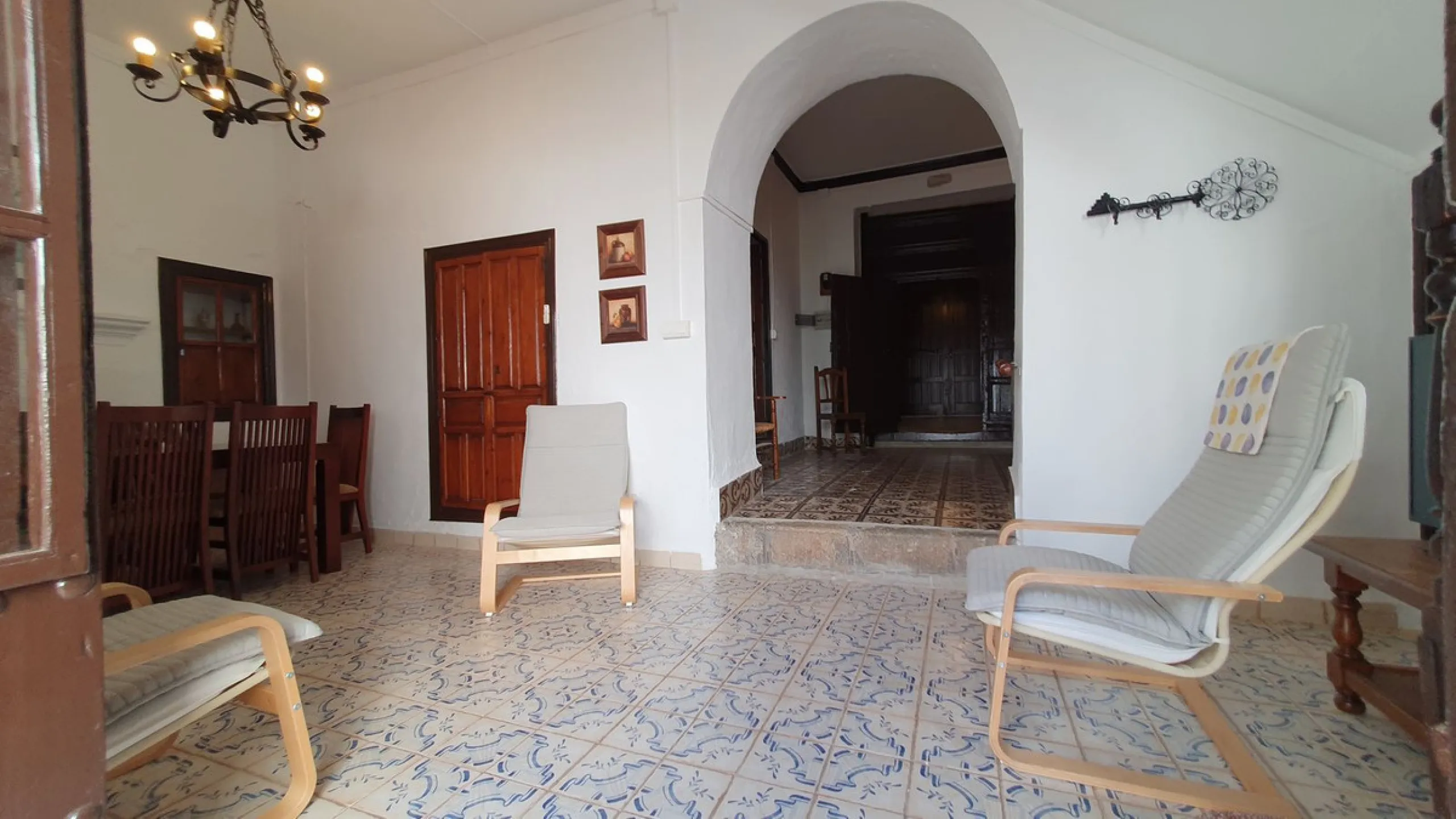 Located in the very centre of Ardales, this magnificent property offers enormous potential, whether you're looking for a spacious family home or a project to develop a B&B or boutique hotel. Just steps away from the town hall and local shops, this 700m² h