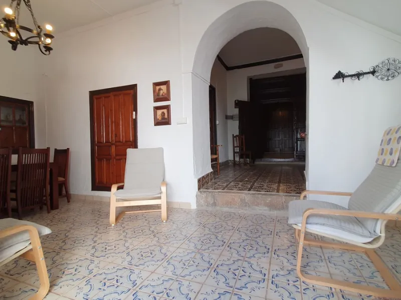 Located in the very centre of Ardales, this magnificent property offers enormous potential, whether you're looking for a spacious family home or a project to develop a B&B or boutique hotel. Just steps away from the town hall and local shops, this 700m² h