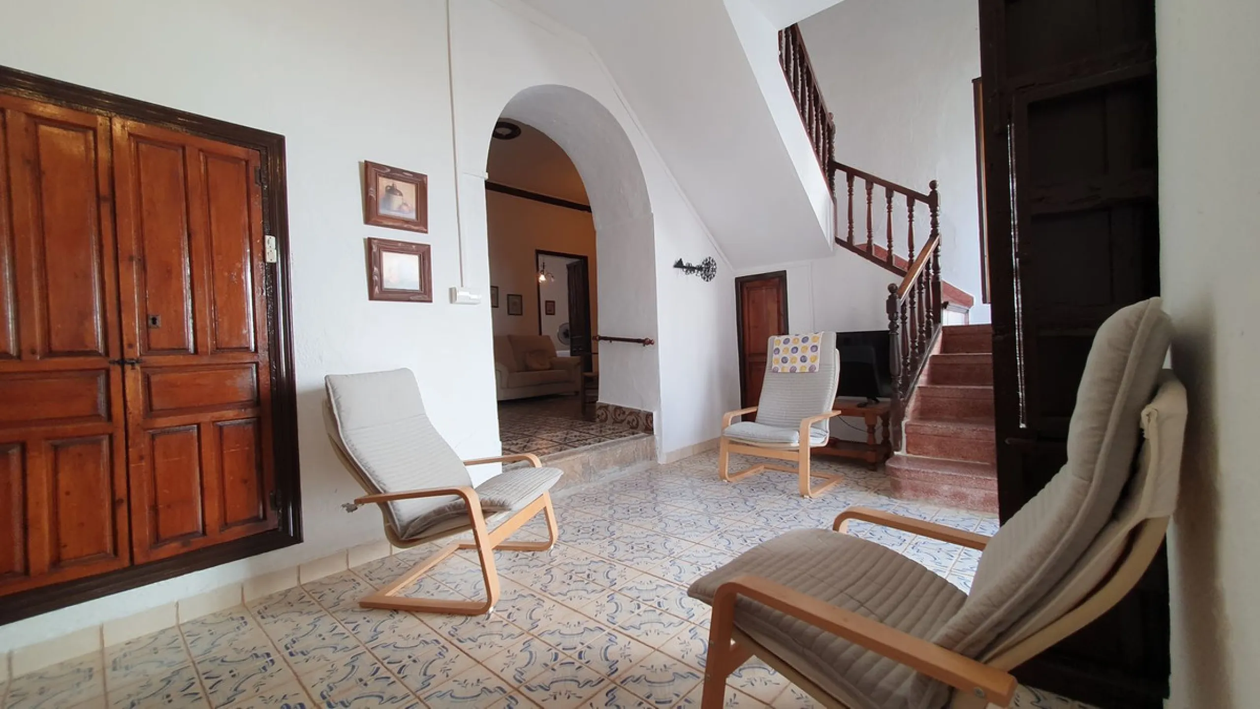 Located in the very centre of Ardales, this magnificent property offers enormous potential, whether you're looking for a spacious family home or a project to develop a B&B or boutique hotel. Just steps away from the town hall and local shops, this 700m² h
