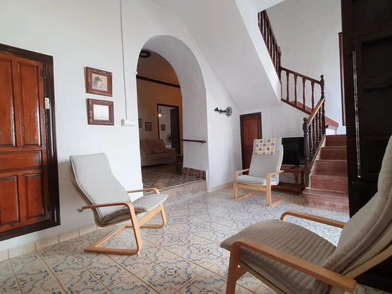 Located in the very centre of Ardales, this magnificent property offers enormous potential, whether you're looking for a spacious family home or a project to develop a B&B or boutique hotel. Just steps away from the town hall and local shops, this 700m² h