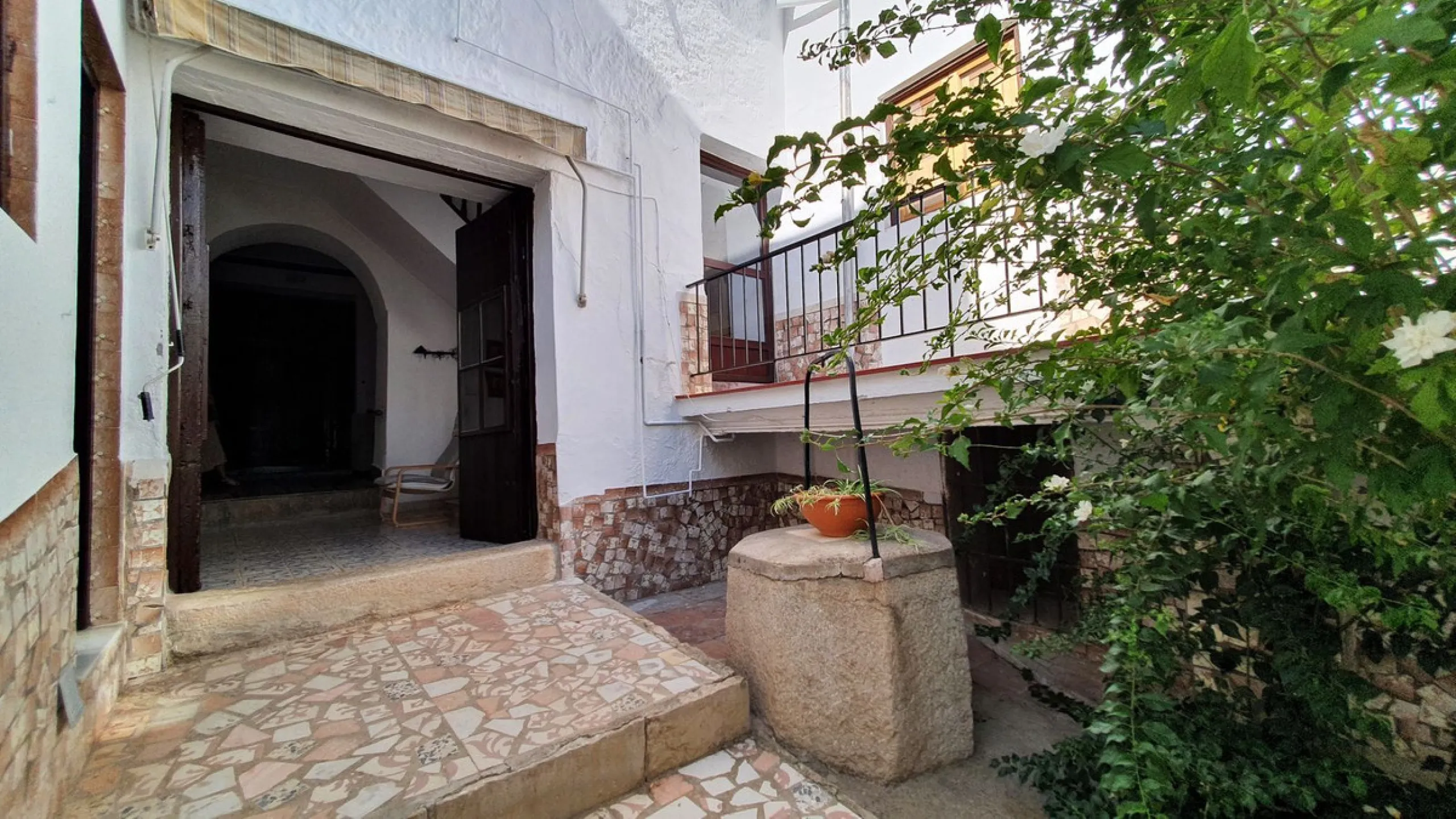 Located in the very centre of Ardales, this magnificent property offers enormous potential, whether you're looking for a spacious family home or a project to develop a B&B or boutique hotel. Just steps away from the town hall and local shops, this 700m² h