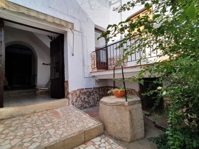 Located in the very centre of Ardales, this magnificent property offers enormous potential, whether you're looking for a spacious family home or a project to develop a B&B or boutique hotel. Just steps away from the town hall and local shops, this 700m² h