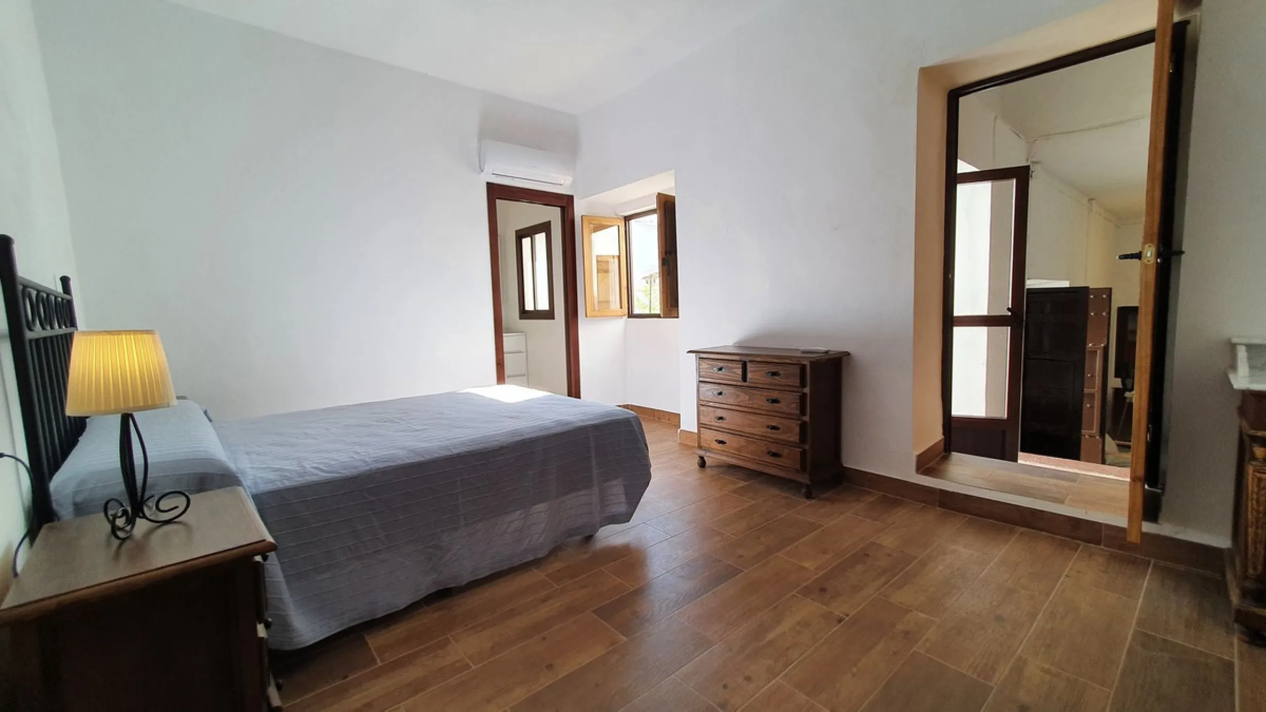 Located in the very centre of Ardales, this magnificent property offers enormous potential, whether you're looking for a spacious family home or a project to develop a B&B or boutique hotel. Just steps away from the town hall and local shops, this 700m² h