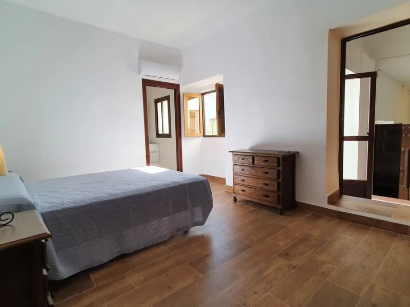 Located in the very centre of Ardales, this magnificent property offers enormous potential, whether you're looking for a spacious family home or a project to develop a B&B or boutique hotel. Just steps away from the town hall and local shops, this 700m² h