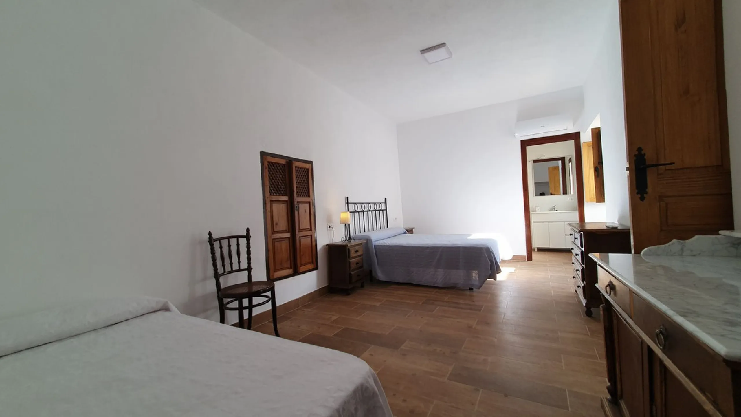 Located in the very centre of Ardales, this magnificent property offers enormous potential, whether you're looking for a spacious family home or a project to develop a B&B or boutique hotel. Just steps away from the town hall and local shops, this 700m² h