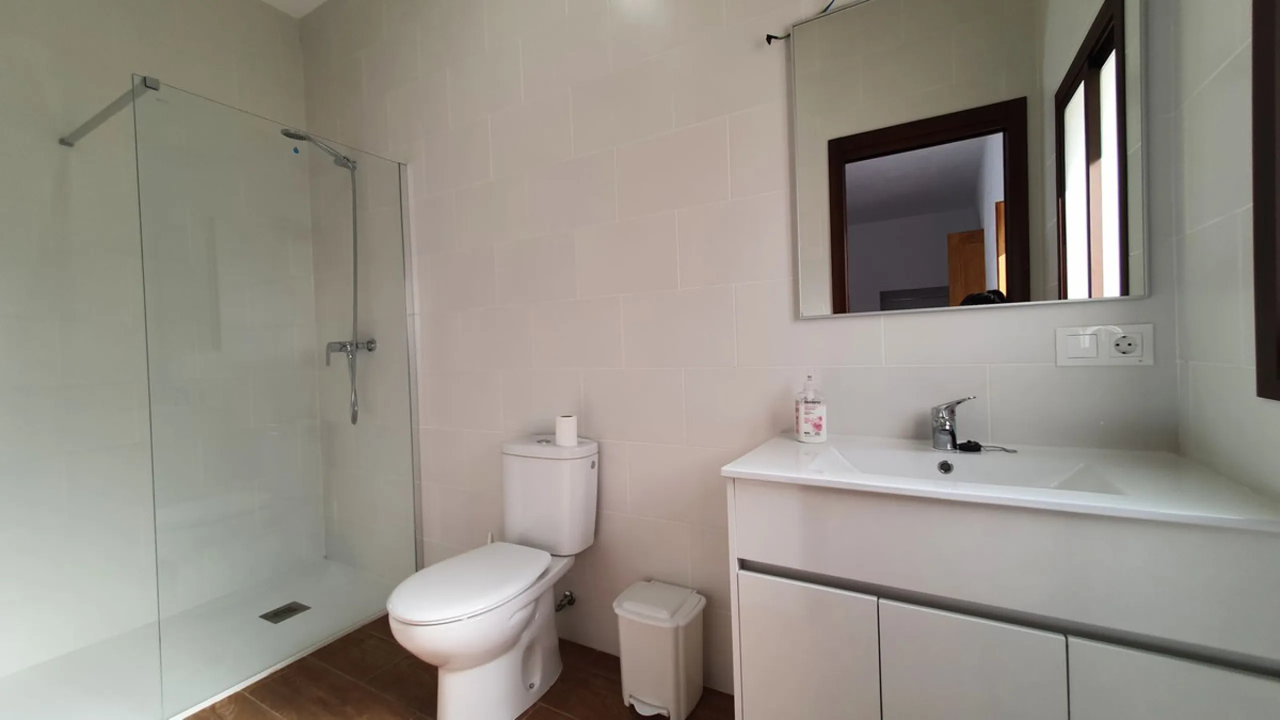 Located in the very centre of Ardales, this magnificent property offers enormous potential, whether you're looking for a spacious family home or a project to develop a B&B or boutique hotel. Just steps away from the town hall and local shops, this 700m² h