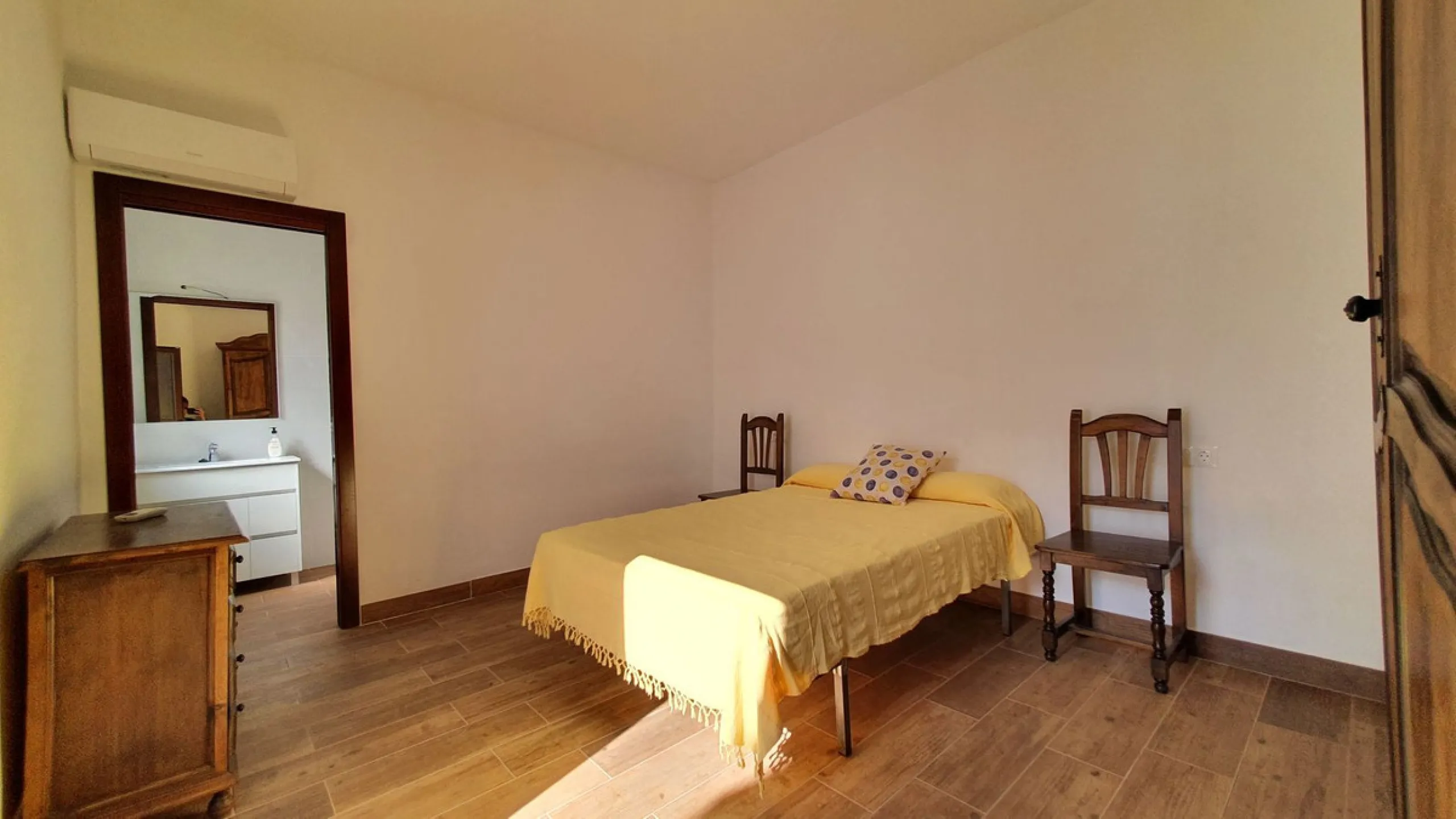 Located in the very centre of Ardales, this magnificent property offers enormous potential, whether you're looking for a spacious family home or a project to develop a B&B or boutique hotel. Just steps away from the town hall and local shops, this 700m² h