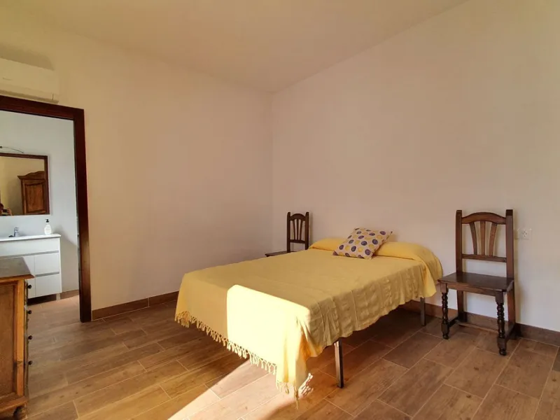 Located in the very centre of Ardales, this magnificent property offers enormous potential, whether you're looking for a spacious family home or a project to develop a B&B or boutique hotel. Just steps away from the town hall and local shops, this 700m² h