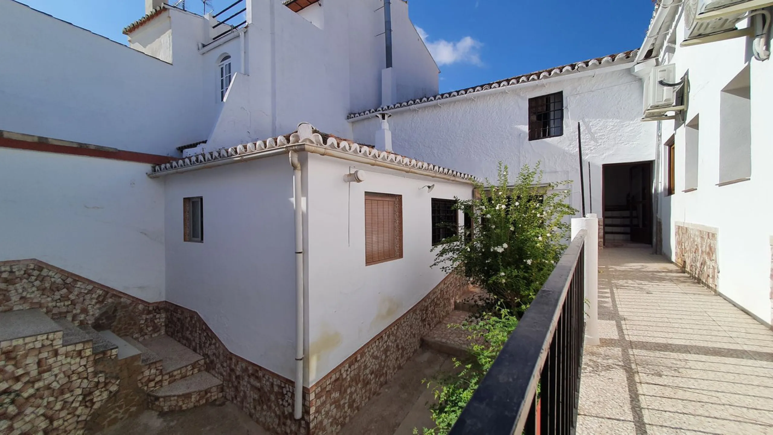 Located in the very centre of Ardales, this magnificent property offers enormous potential, whether you're looking for a spacious family home or a project to develop a B&B or boutique hotel. Just steps away from the town hall and local shops, this 700m² h