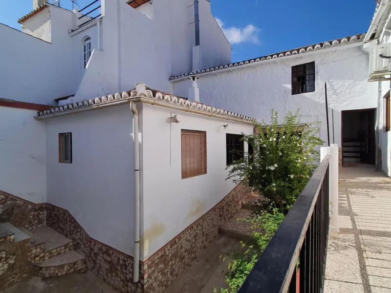 Located in the very centre of Ardales, this magnificent property offers enormous potential, whether you're looking for a spacious family home or a project to develop a B&B or boutique hotel. Just steps away from the town hall and local shops, this 700m² h