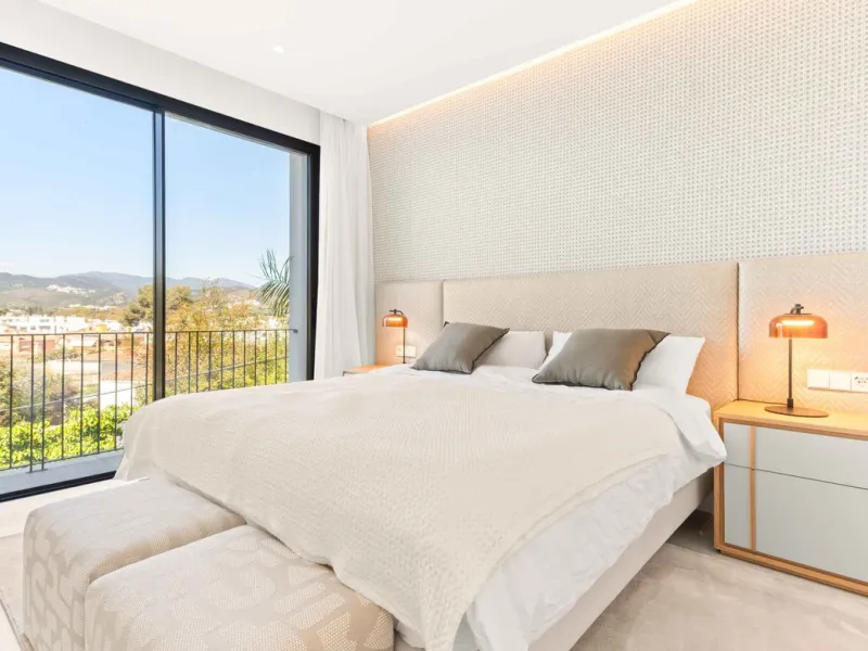 This villa in San Pedro Alcántara is listed at €3,695,000 with 5 bedrooms, 4.5 bathrooms, 488 m² of built living space and 238 m² of terraces, set on a 526 m² plot with private pool, jacuzzi and garage space for 3 cars.