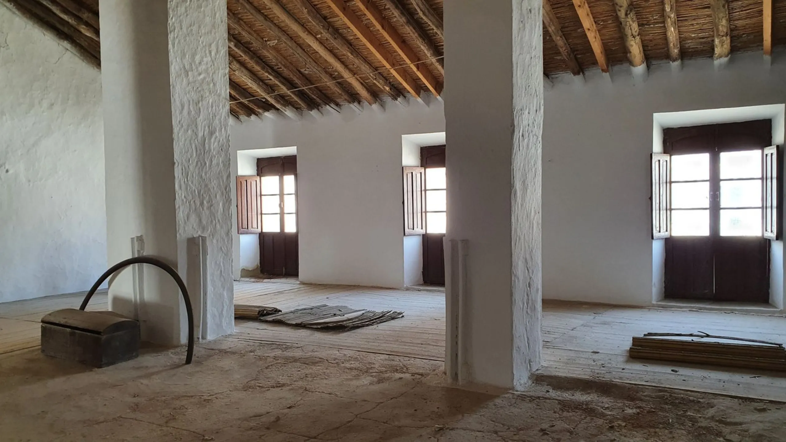 Located in the very centre of Ardales, this magnificent property offers enormous potential, whether you're looking for a spacious family home or a project to develop a B&B or boutique hotel. Just steps away from the town hall and local shops, this 700m² h