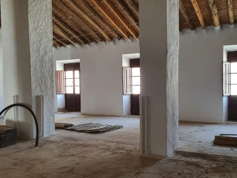 Located in the very centre of Ardales, this magnificent property offers enormous potential, whether you're looking for a spacious family home or a project to develop a B&B or boutique hotel. Just steps away from the town hall and local shops, this 700m² h