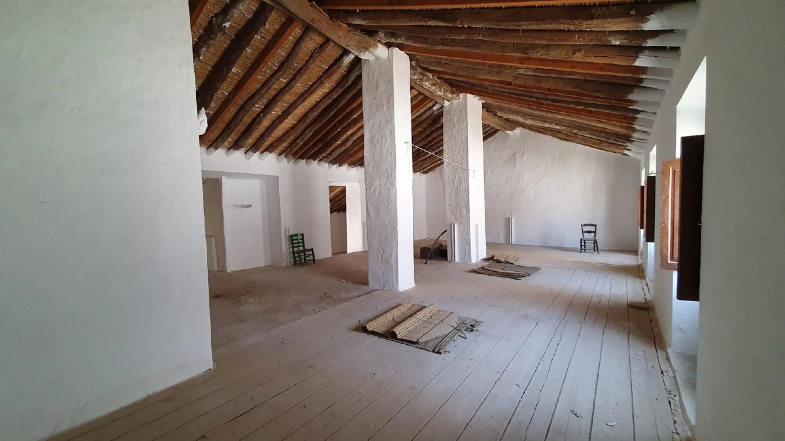 Located in the very centre of Ardales, this magnificent property offers enormous potential, whether you're looking for a spacious family home or a project to develop a B&B or boutique hotel. Just steps away from the town hall and local shops, this 700m² h