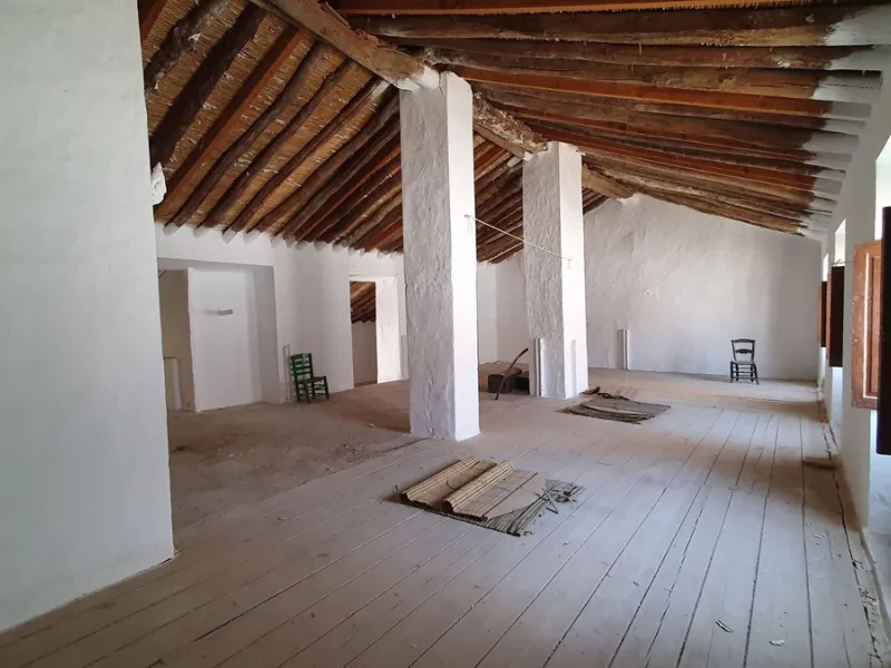 Located in the very centre of Ardales, this magnificent property offers enormous potential, whether you're looking for a spacious family home or a project to develop a B&B or boutique hotel. Just steps away from the town hall and local shops, this 700m² h