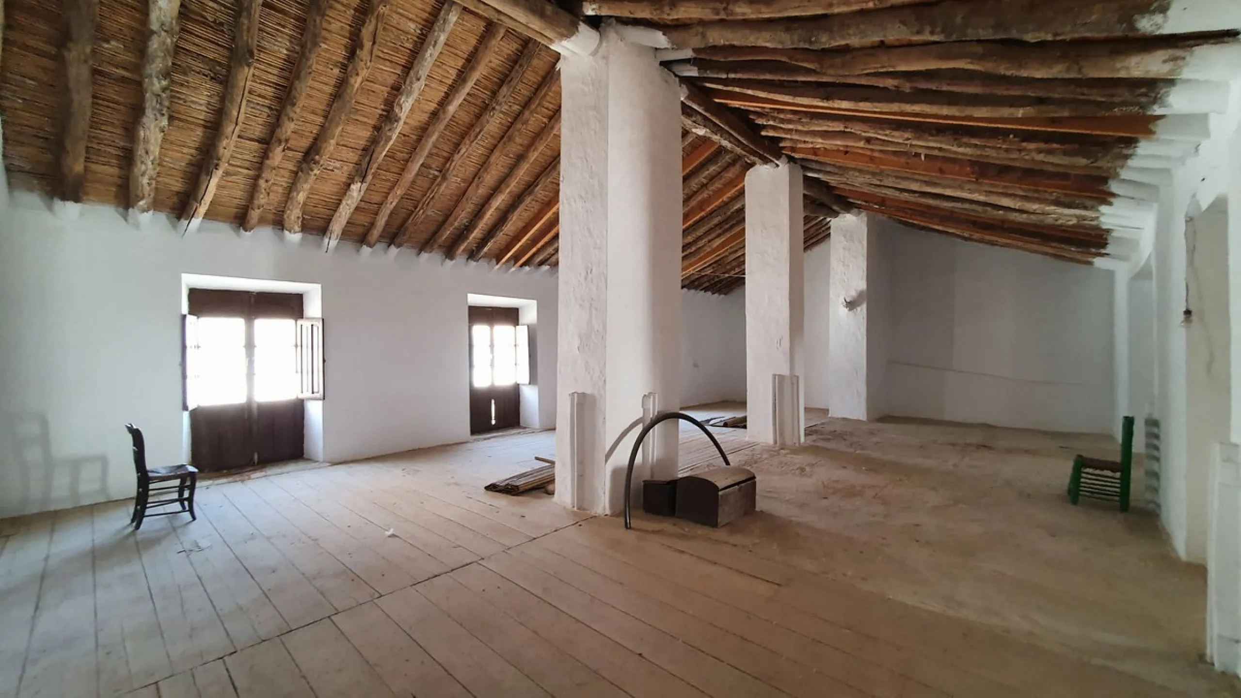 Located in the very centre of Ardales, this magnificent property offers enormous potential, whether you're looking for a spacious family home or a project to develop a B&B or boutique hotel. Just steps away from the town hall and local shops, this 700m² h