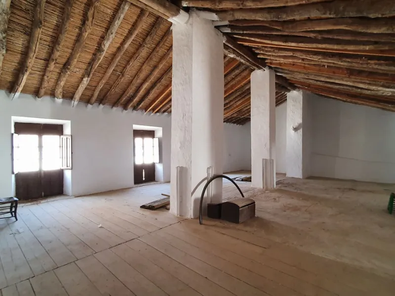 Located in the very centre of Ardales, this magnificent property offers enormous potential, whether you're looking for a spacious family home or a project to develop a B&B or boutique hotel. Just steps away from the town hall and local shops, this 700m² h